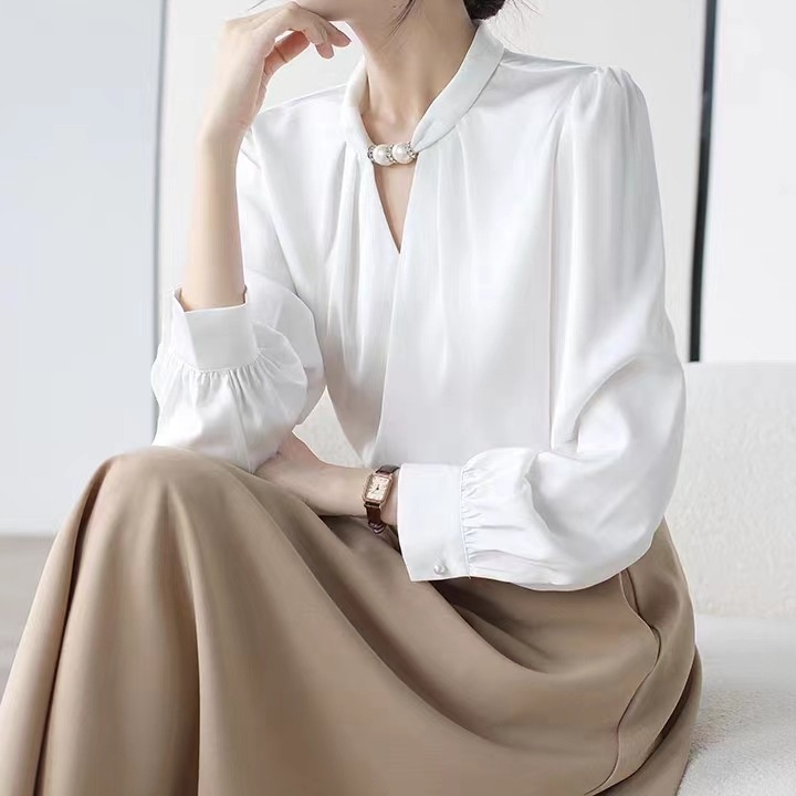 体型カバー 胸元装飾プリーツブラウス