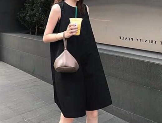 オールインワンコーデ 都会的シルエットのオーバーオールパンツ