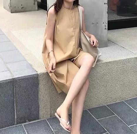 オールインワンコーデ 都会的シルエットのオーバーオールパンツ