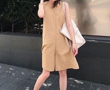 オールインワンコーデ 都会的シルエットのオーバーオールパンツ