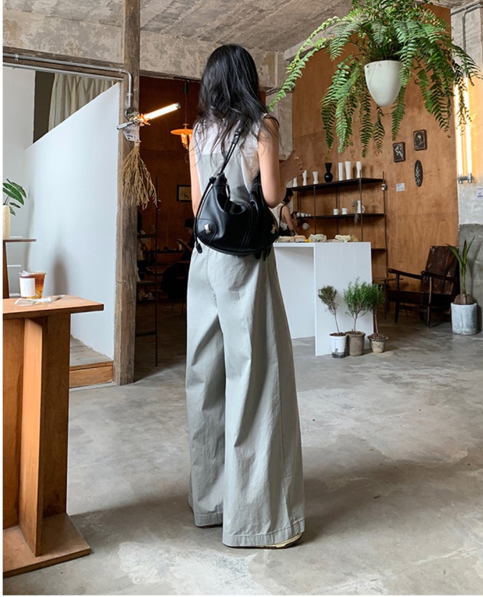 オールインワンコーデ ゆったりシルエットのサロペットパンツ