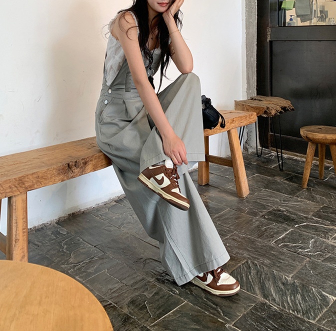 オールインワンコーデ ゆったりシルエットのサロペットパンツ