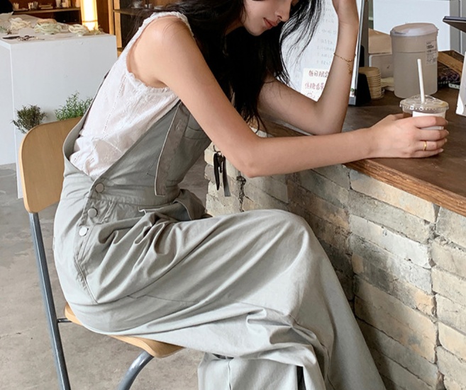 オールインワンコーデ ゆったりシルエットのサロペットパンツ