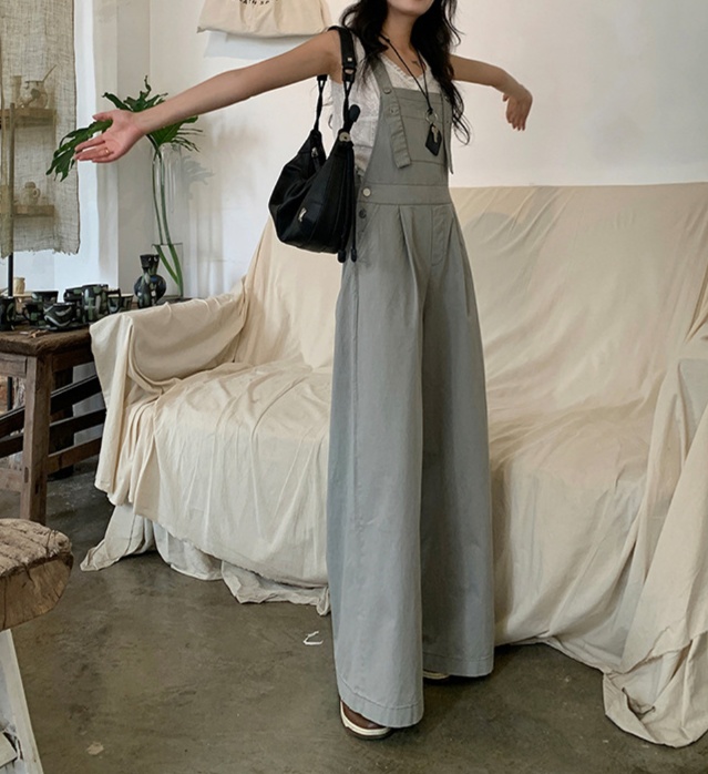 オールインワンコーデ ゆったりシルエットのサロペットパンツ