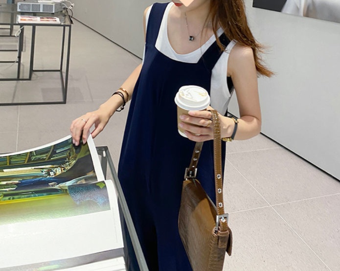 オールインワンコーデ ゆったりシルエット肩紐サロペット