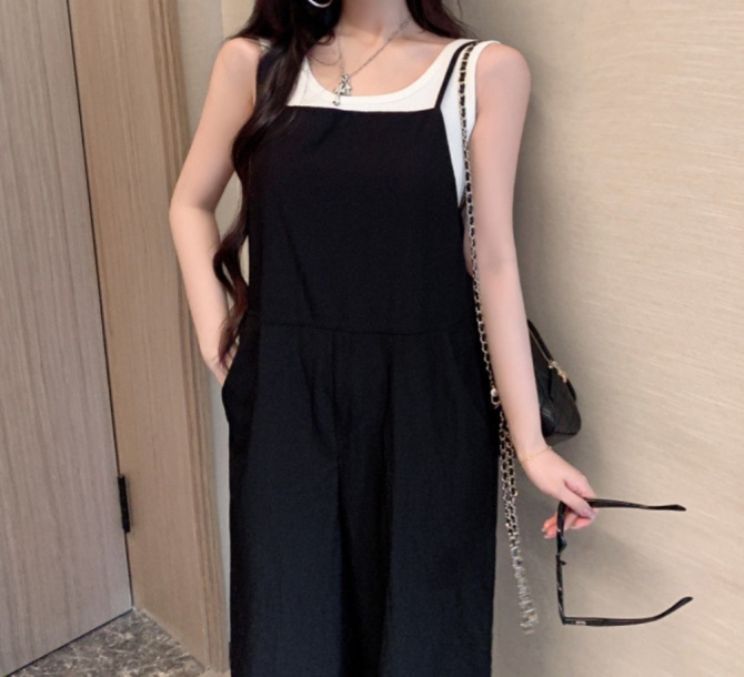 オールインワンコーデ ゆったりシルエットのパンツサロペット