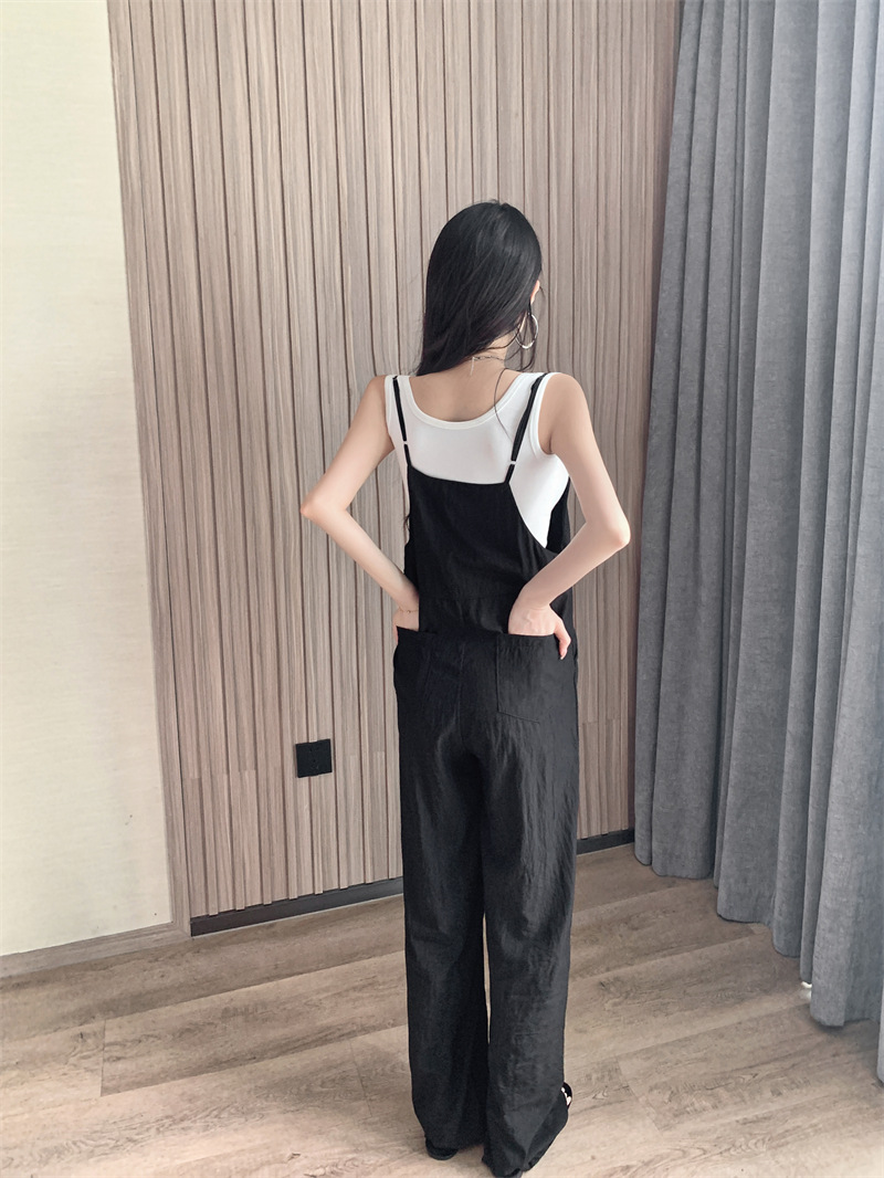 オールインワンコーデ ゆったりシルエットのパンツサロペット