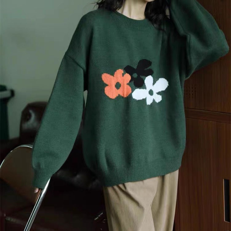 花柄ファッション 花びらモチーフのゆったりニット