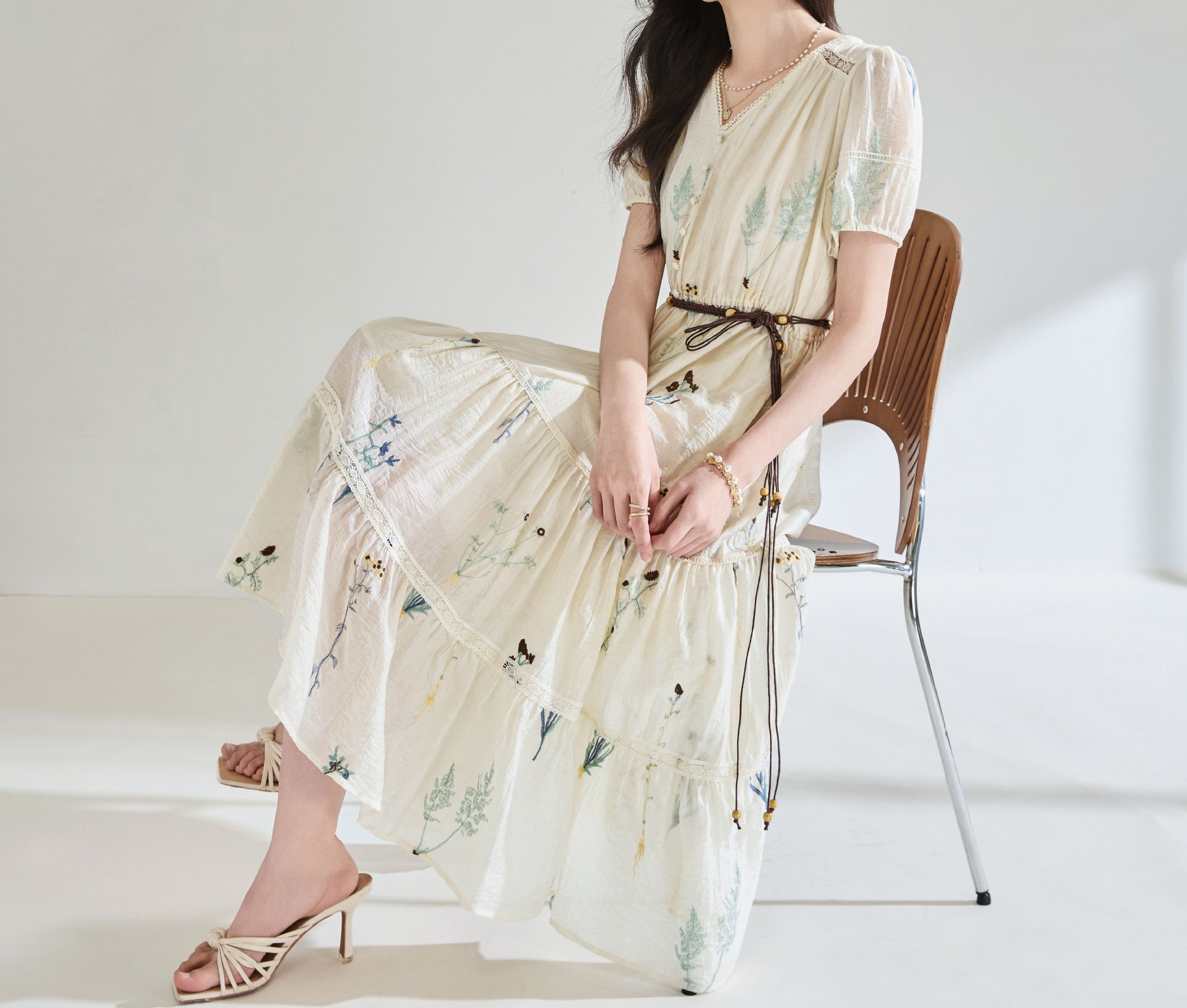 花柄ファッション 草花刺繍入り優美なティアードワンピース
