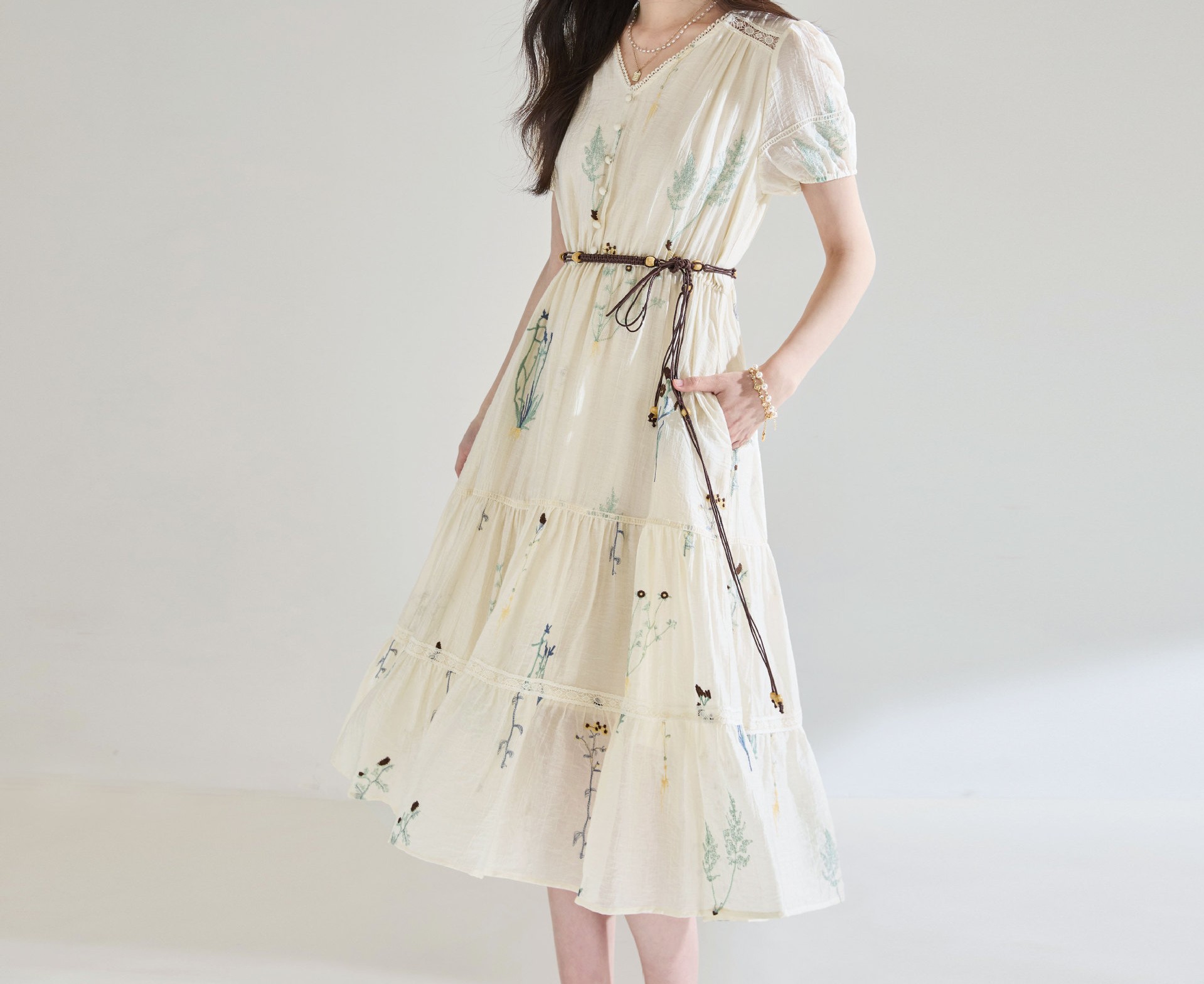 花柄ファッション 草花刺繍入り優美なティアードワンピース