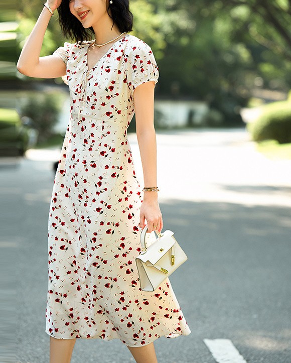 花柄ファッション 優美な赤花柄ミディ丈シフォンワンピース