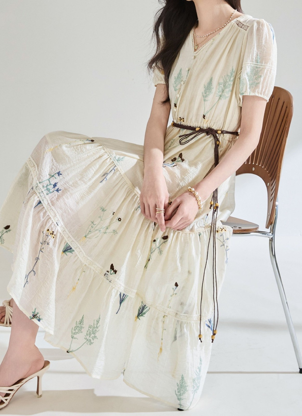 花柄ファッション 草花刺繍入り優美なティアードワンピース