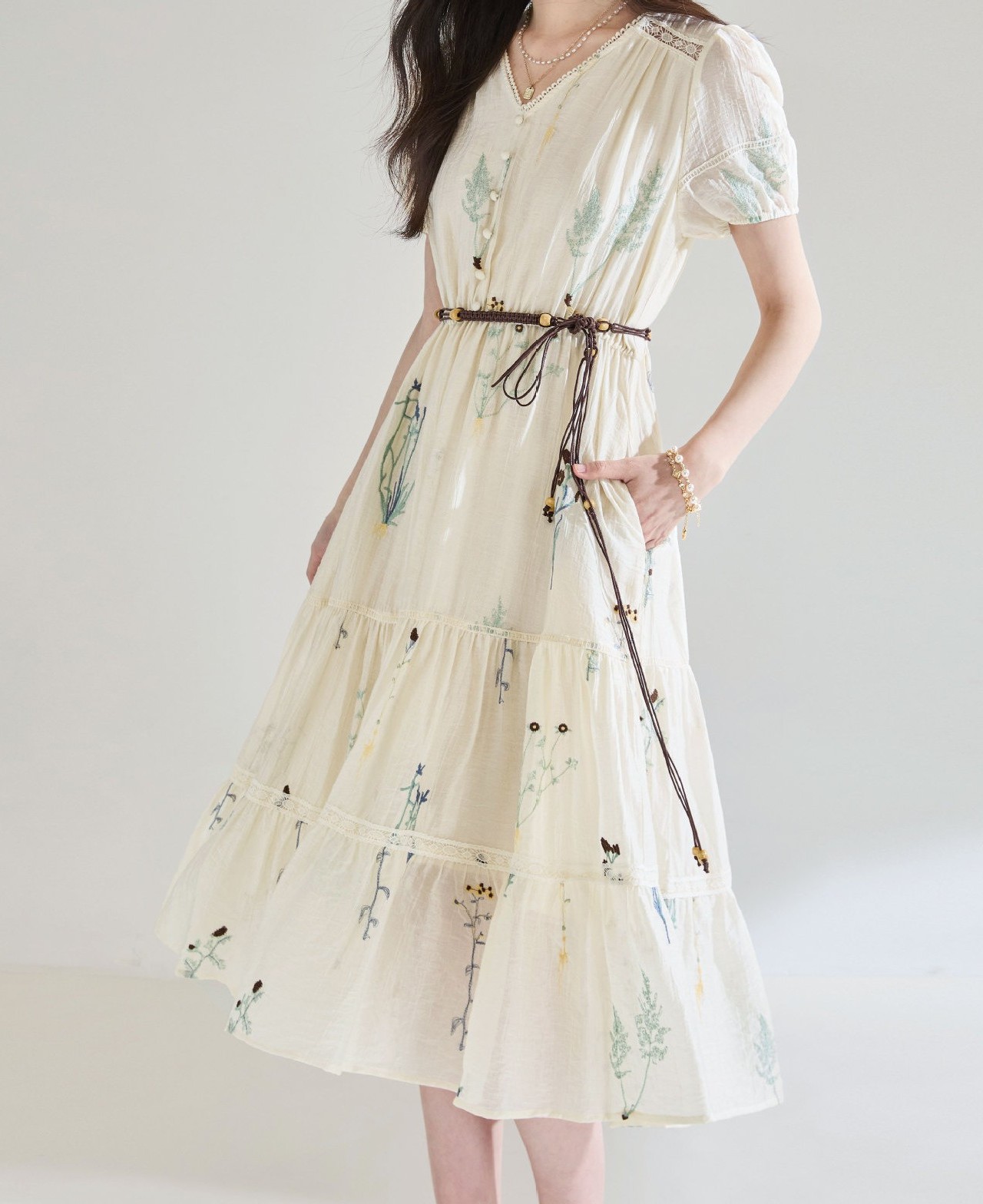 花柄ファッション 草花刺繍入り優美なティアードワンピース