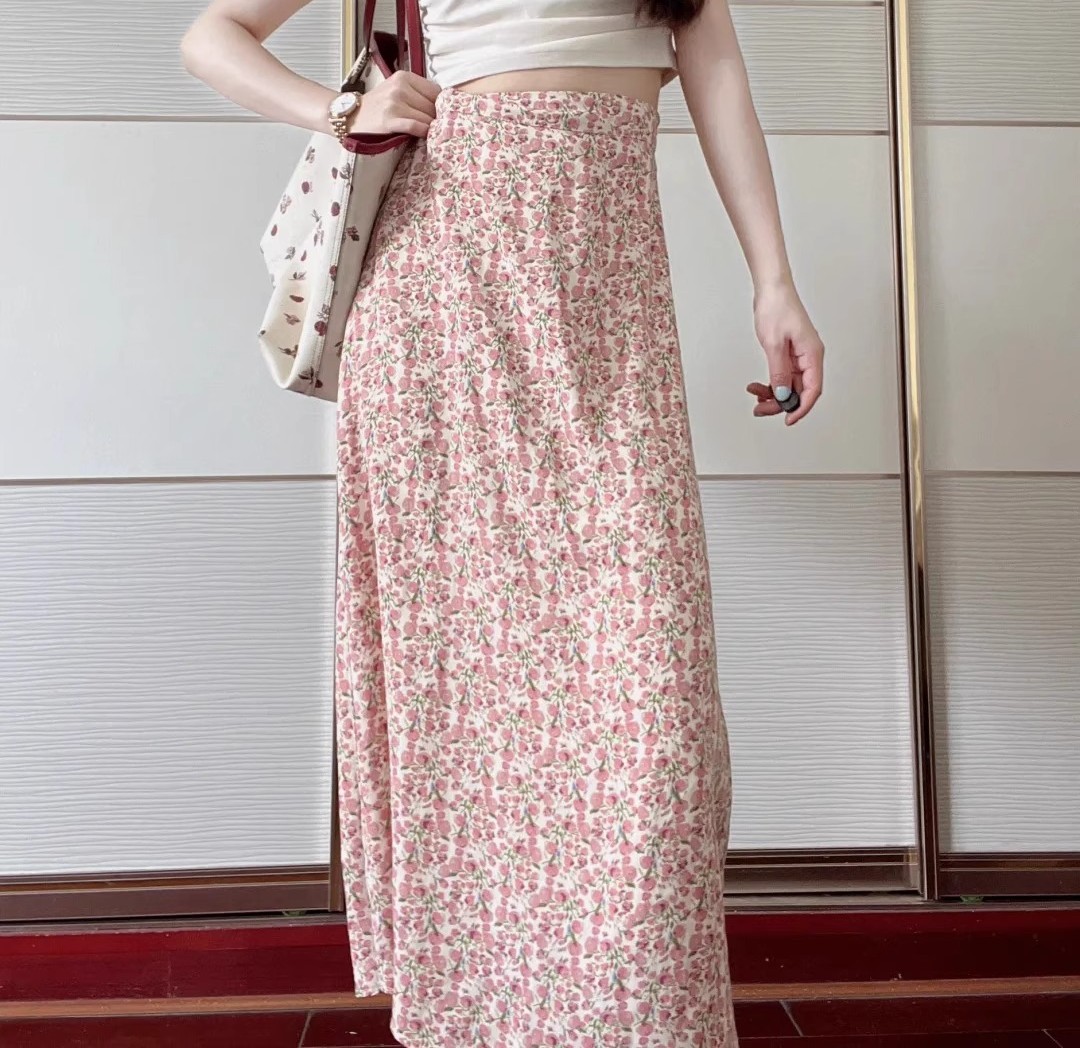花柄ファッション 優美な小花柄ミモレ丈フレアースカート