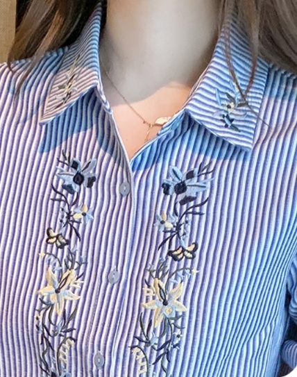 花柄ファッション 優美な刺繍入りストライプブラウス