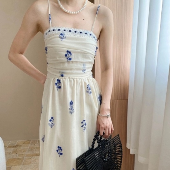 花柄ファッション 小花刺繍が可愛いマキシワンピース