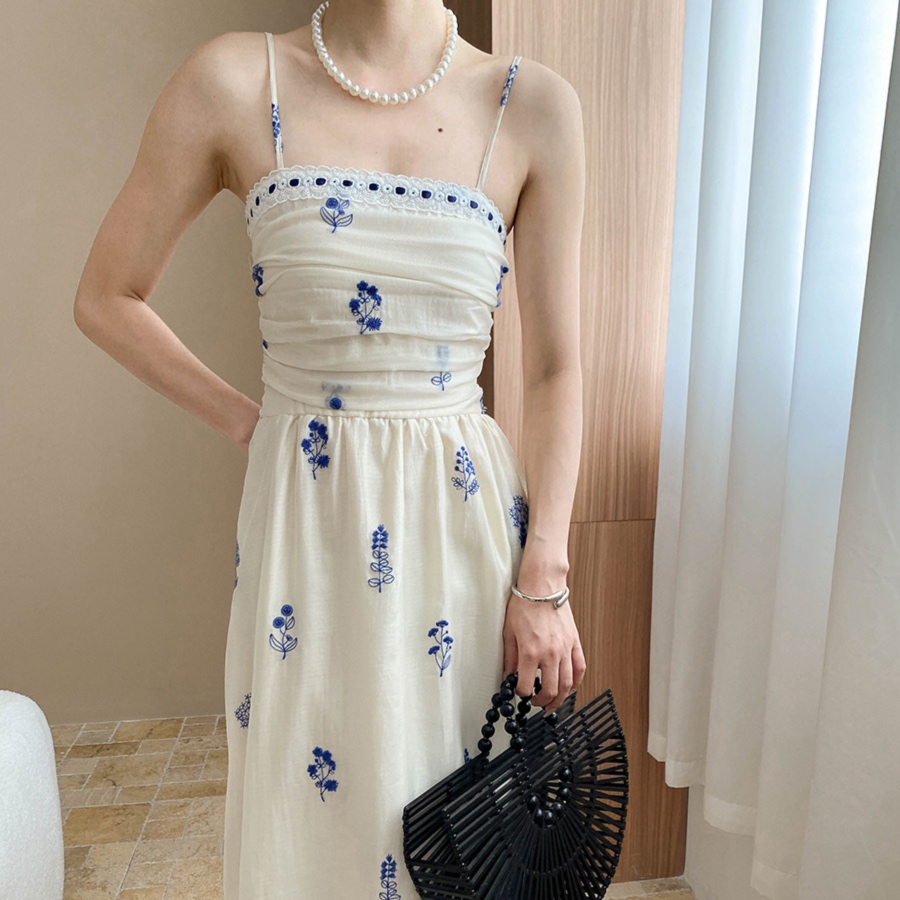 花柄ファッション 小花刺繍が可愛いマキシワンピース