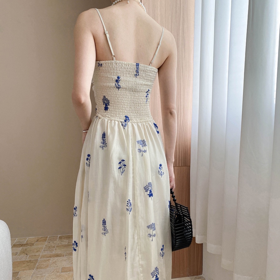 花柄ファッション 小花刺繍が可愛いマキシワンピース