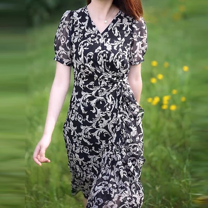 花柄ファッション 優美な唐草模様のフレアワンピース