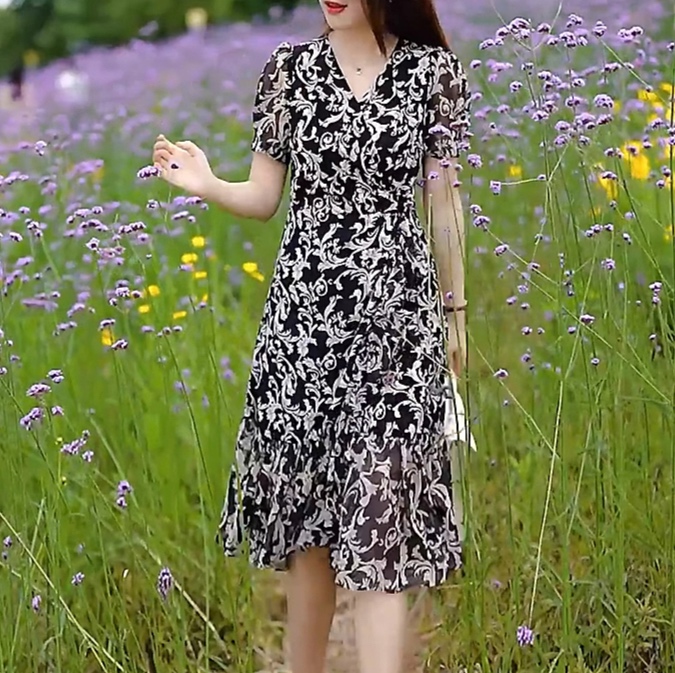 花柄ファッション 優美な唐草模様のフレアワンピース