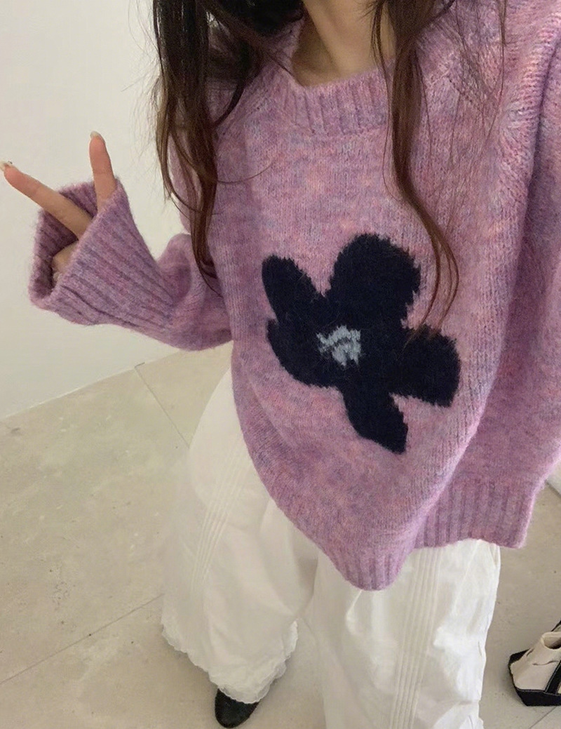 花柄ファッション 一輪の花が咲く柔らかニットセーター