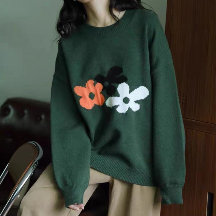 花柄ファッション 花びらモチーフのゆったりニット