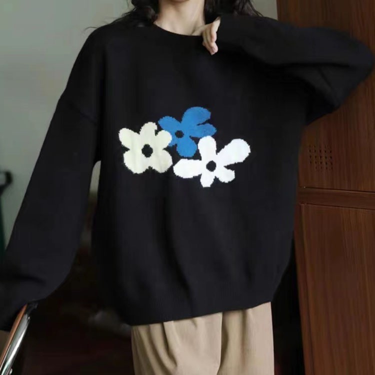 花柄ファッション 花びらモチーフのゆったりニット