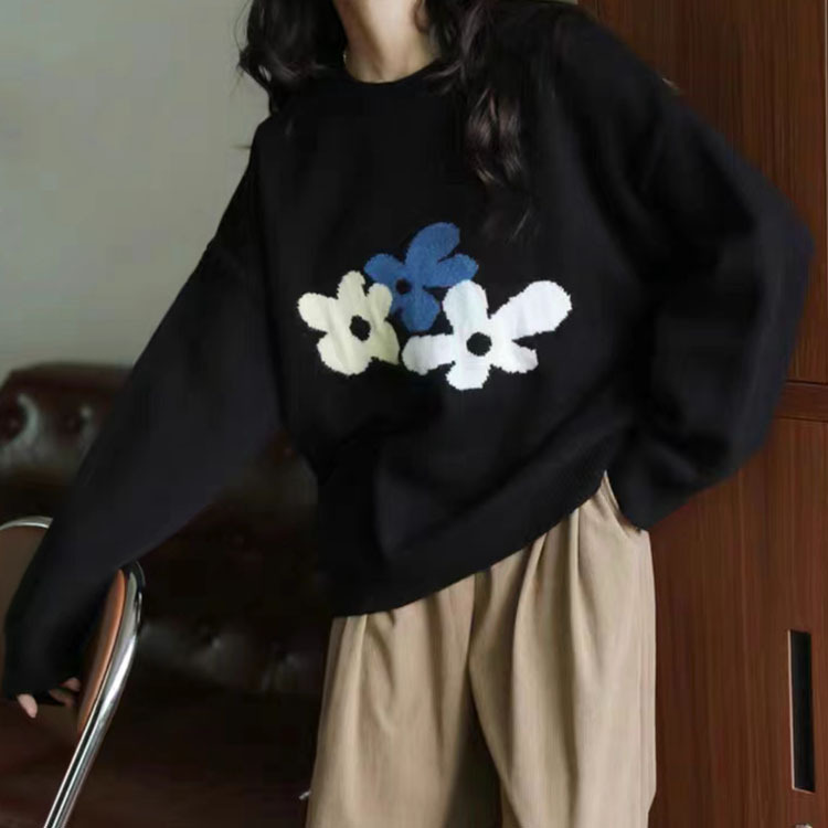 花柄ファッション 花びらモチーフのゆったりニット