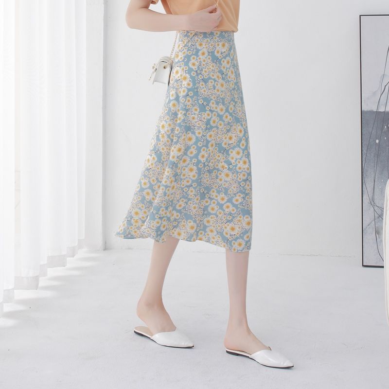 花柄ファッション 優美な花模様のミディ丈フレアースカート