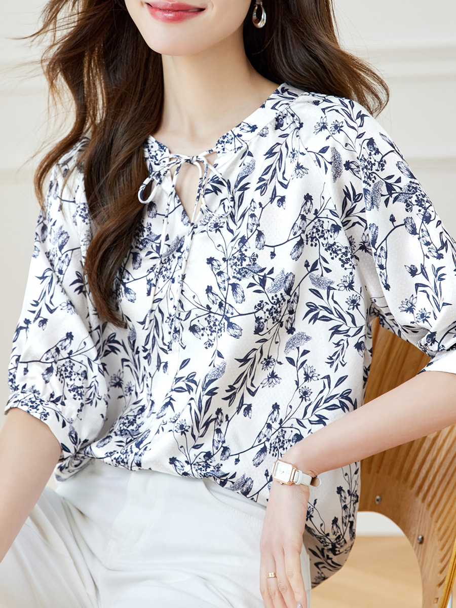 花柄ファッション 小花柄タイネックブラウス