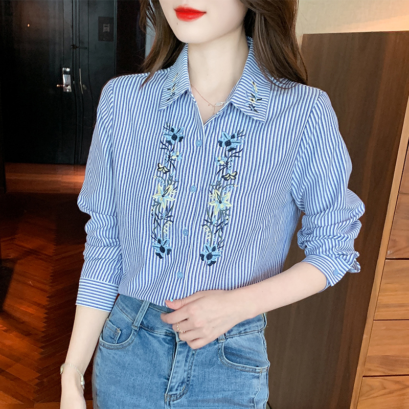 花柄ファッション 優美な刺繍入りストライプブラウス