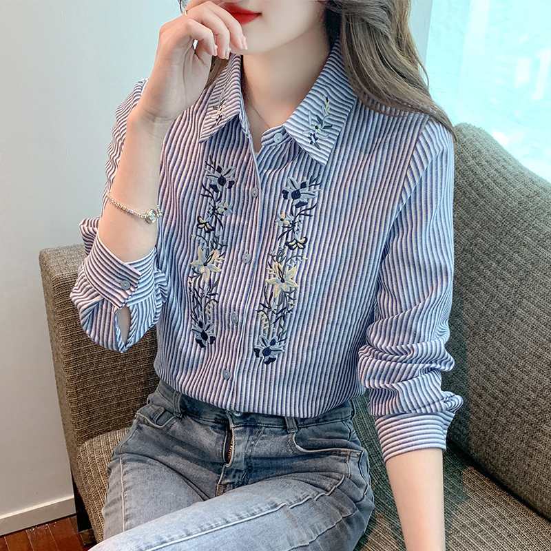 花柄ファッション 優美な刺繍入りストライプブラウス