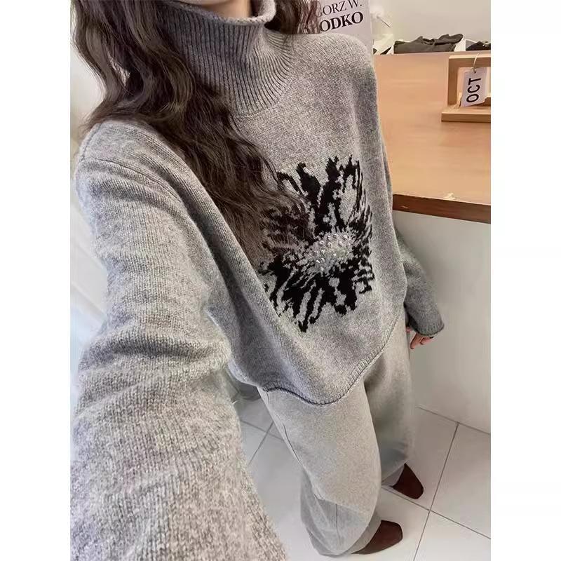 花柄ファッション 優雅な大輪花モチーフタートルネックニット