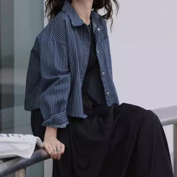 デニムファッション 縞模様のゆったりショート丈ジャケット