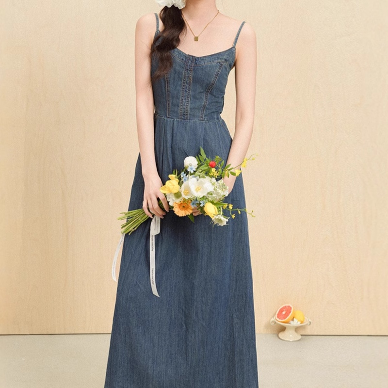 デニムファッション 優美な佇まいのキャミソールデニムワンピース