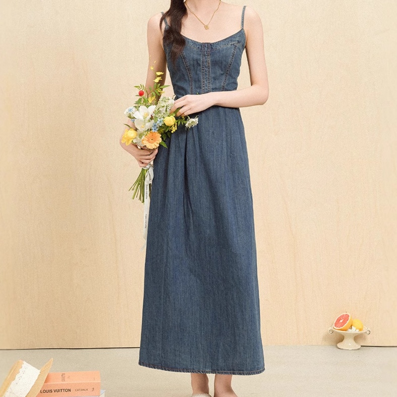 デニムファッション 優美な佇まいのキャミソールデニムワンピース