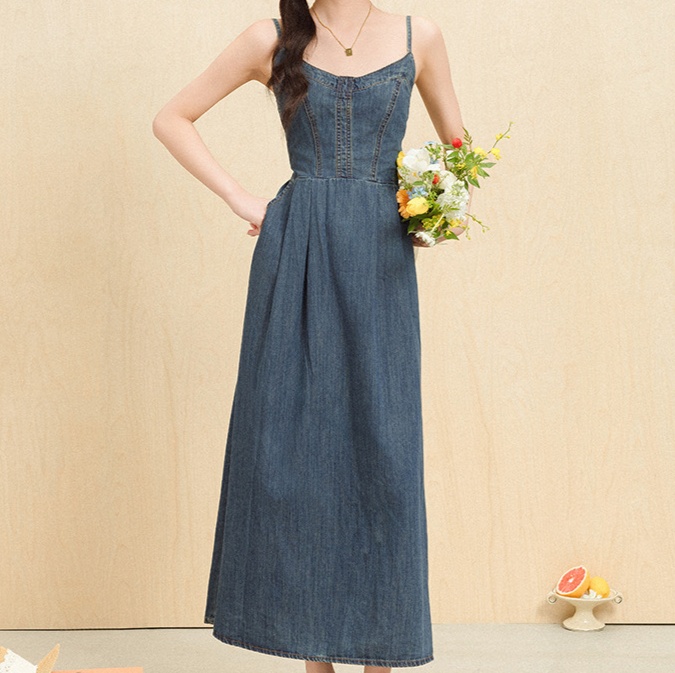 デニムファッション 優美な佇まいのキャミソールデニムワンピース