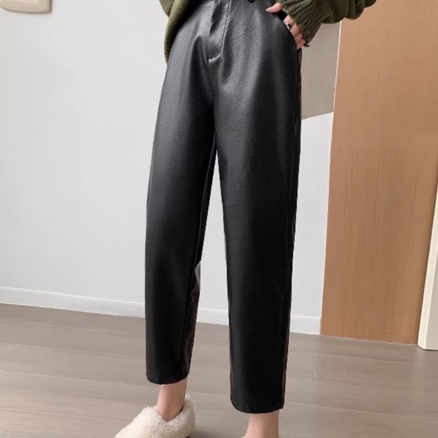 レザーファッション 上質合皮で魅せる大人の美脚パンツ