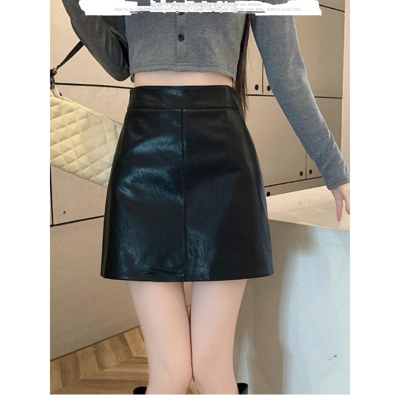 レザーファッション 合皮素材のミニスカート 洗練デザイン