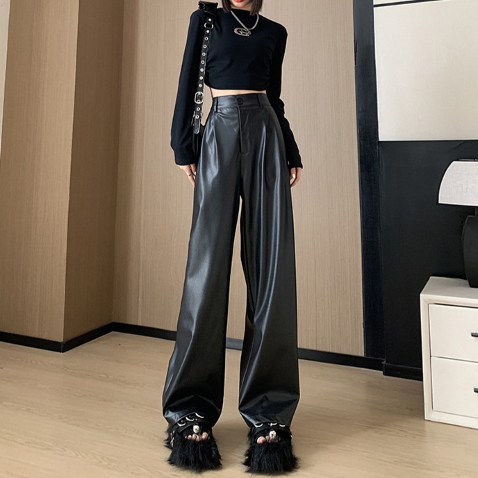 レザーファッション ふわもこ裾飾り付き光沢レザーワイドパンツ