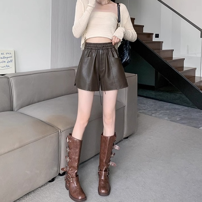 レザーファッション ウエストゴム仕様のゆったりショートパンツ