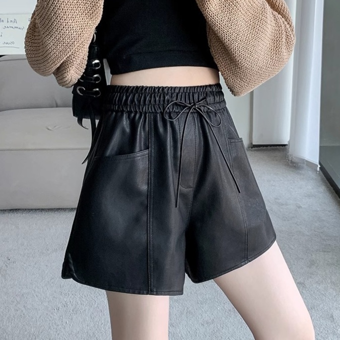 レザーファッション ウエストゴム仕様のゆったりショートパンツ