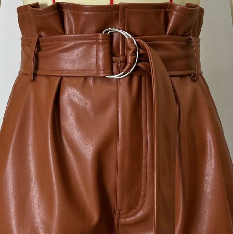レザーファッション ベルト付き上質レザーショートパンツ