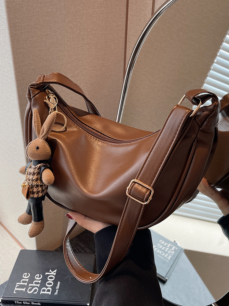 レザーファッション うさぎチャーム付き三日月型ショルダーバッグ