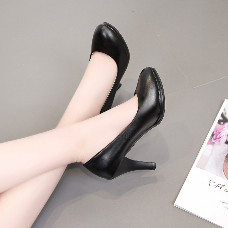 レザーファッション 上品な美脚パンプス