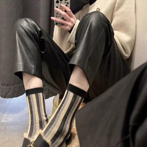 レザーファッション 高級感あふれる本革ストレートパンツ