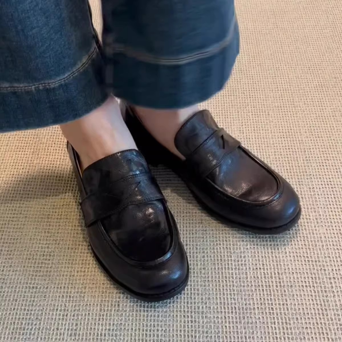 レザーファッション 職人技光る伝統的ローファー
