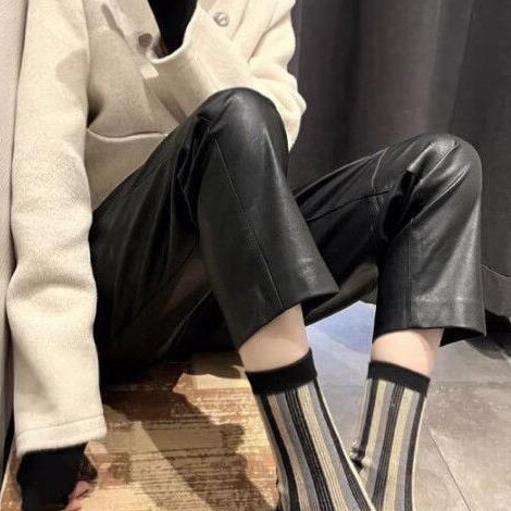 レザーファッション 高級感あふれる本革ストレートパンツ