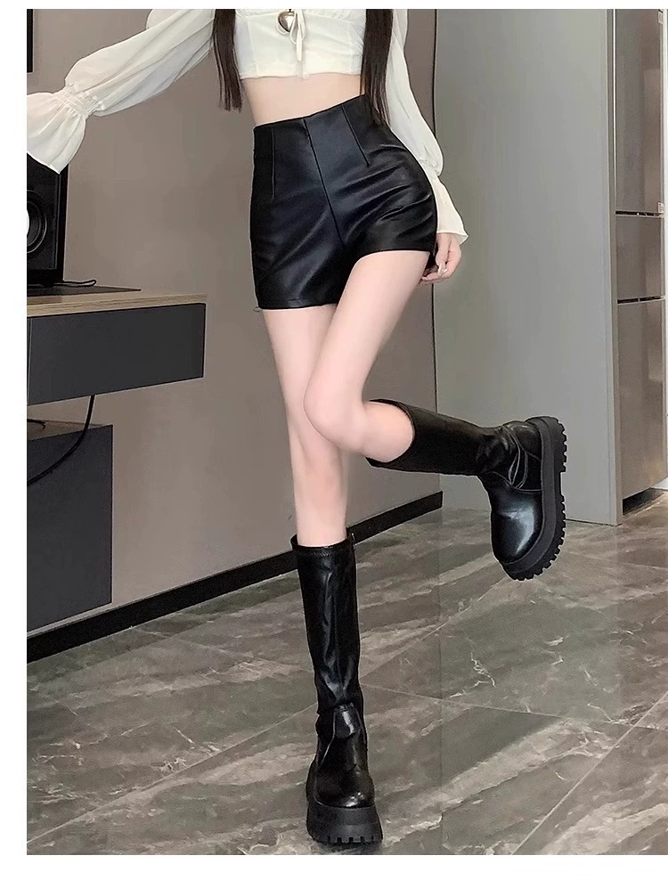 レザーファッション 高級感漂う革ショートパンツ