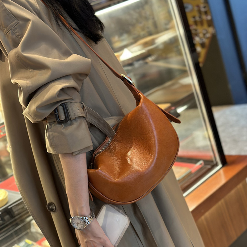 レザーファッション 上質クレセント型ショルダーバッグ
